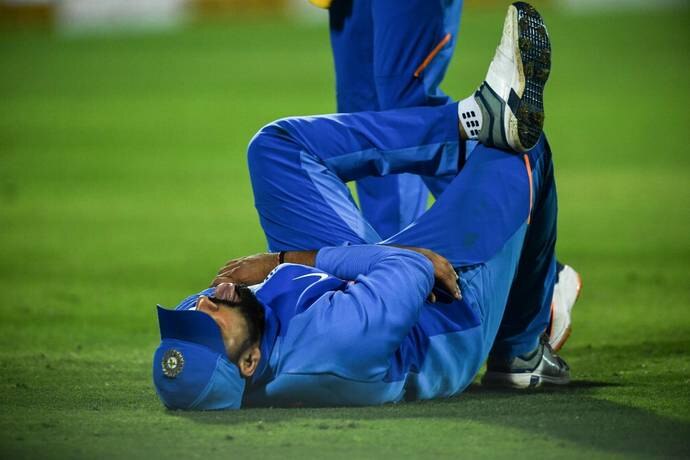 India vs Australia: Rohit Sharma hurts his left hand, taken off the field বাউন্ডারি বাঁচাতে গিয়ে বাঁ-কাঁধে চোট পেলেন রোহিত, রবিবারের আগেই ফিট হবেন, আশা কোহলির