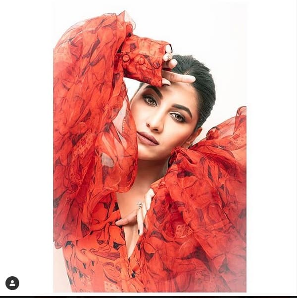 দেখুন তাঁর কিছু ছবি। 