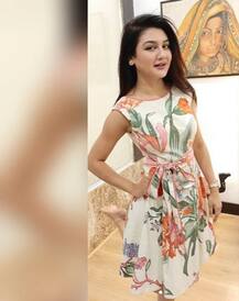 ছবিতে দেখুন: কখনও বোহো-লুকে, কখনও ফুরফুরে ফ্লোরাল ফ্রকে - চমকে দিলেন জয়া আহসান