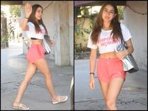 জিমের বাইরে হাসিখুশি মেজাজে সারা আলি খান