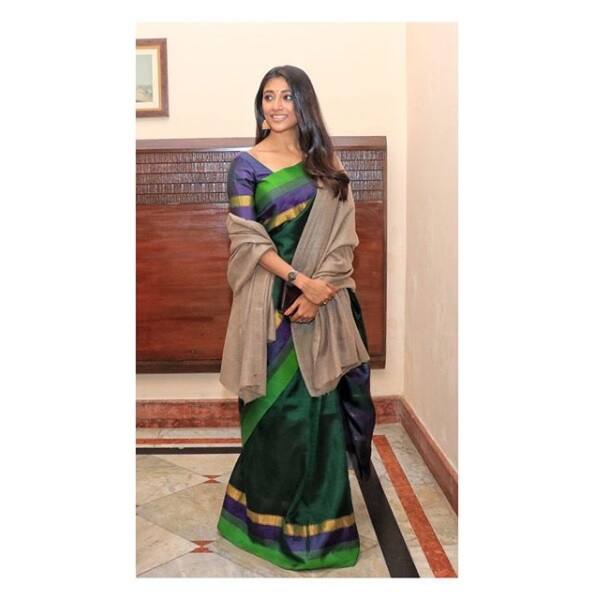 শাড়ি, হালকা গয়নার সঙ্গে ছিল মানানসই শীতের পোশাক।