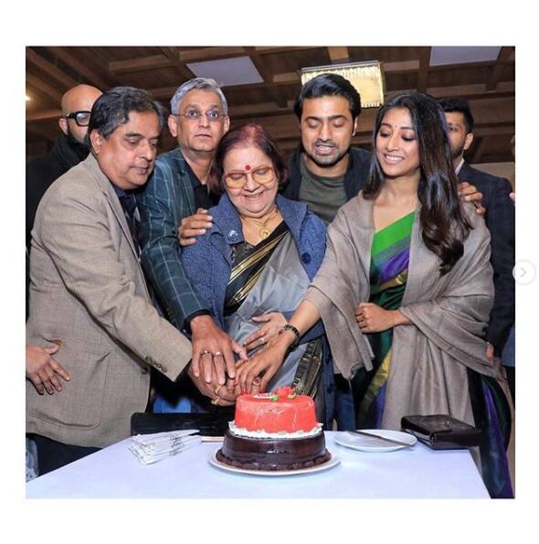 ছবির অভিনেতা অভিনেত্রীরা কেক কেটে উদযাপন করেন ছবির সাফল্য। ছিলেন দেব, পাওলি, লিলি ও অন্যান্য।