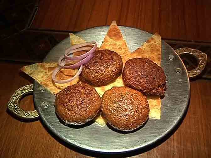 শীতের আমেজ গায়ে মেখে কখনও গুড়ের মিষ্টি কখনও আবার ভাজাভুজি...চাইনিজ-মোগলাই, জিভে জল আনা নানা পদের সম্ভার...