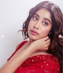 লাল শাড়িতে জাহ্নবী কপূর