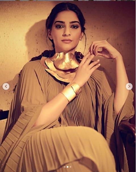 সব মিলিতে অপূর্ব দেখাচ্ছিল তাঁকে।
