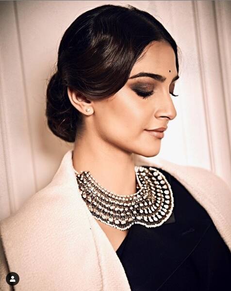 মেকাপ ছিল হালকা কিন্তু কোহল।