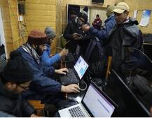 ৫ মাস পর উপত্যকায় ফিরল টু-জি মোবাইল ইন্টারনেট ও ব্রডব্যান্ড পরিষেবা