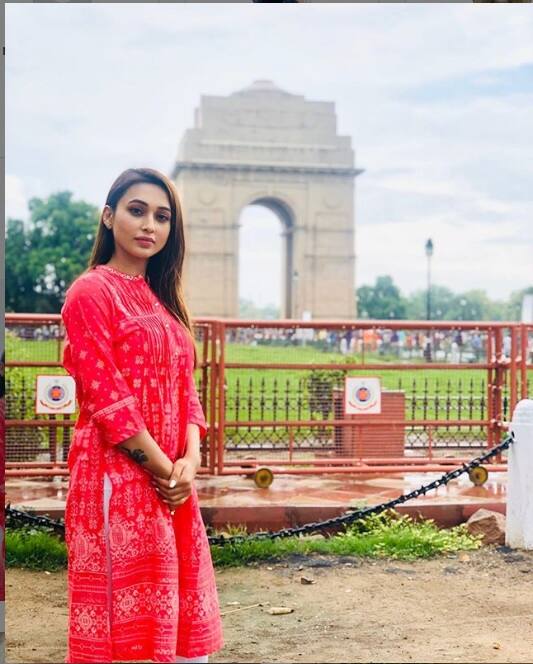 ইন্ডিয়া গেটের সামনে ছবি পোস্ট করে প্রজাতন্ত্র দিবসের শুভকামনা জানান সাংসদ অভিনেত্রী মিমি