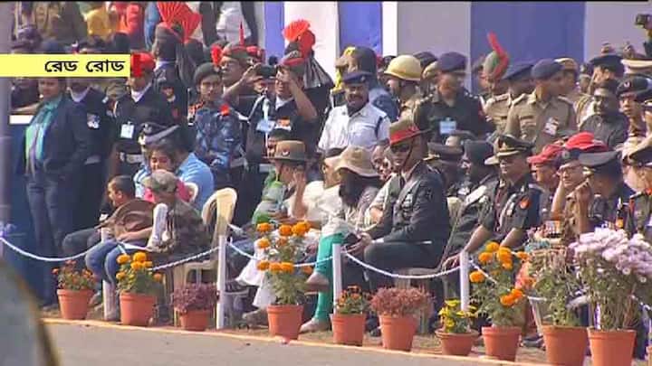 রেড রোডে আয়োজিত হয়েছিল বর্ণাঢ্য কুচকাওয়াজের।