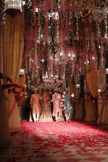 ছবিতে দেখুন: মা-বাবা হলেন অমিতাভ জয়া, কনের সাজে ক্যাটরিনা!