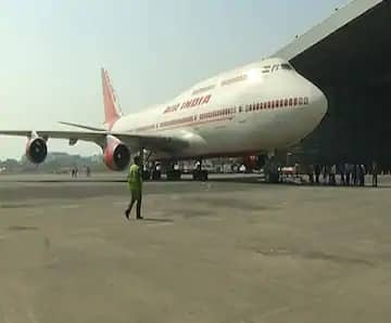 Chinese national on Oune flight throws up, sent to hospital to test for coronavirus করোনাভাইরাস: বিমানে দুবার 'বমি', হাসপাতালে ভর্তি চিনা নাগরিক