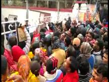 মালদায় আধার কার্ড সংশোধন ও নাম তোলার হুড়োহুড়ি, ঠেলাঠেলিতে অসুস্থ বেশ কয়েকজন