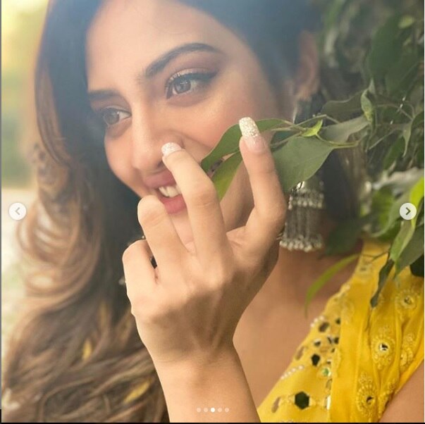 হলুদ পোশাকে নানাভাবে ছবি তুলেছেন তিনি। 