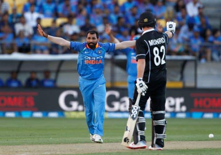 শেষ বলে জয়ের জন্য ১ রানের প্রয়োজন ছিল নিউজিল্যান্ডের। কিন্তু শামির দুরন্ত ইয়র্কার দেন। অফ স্টাম্পের বাইরে এই ফুলার লেংথ বলে টেলর অন সাইডে স্লগ করার চেষ্টা করেন টেলর। কিন্তু বল তাঁর ব্যাটের কানায় লেগে স্টাম্পে আছড়ে পড়ে। ম্যাচ গড়ায় সুপার ওভারে। 