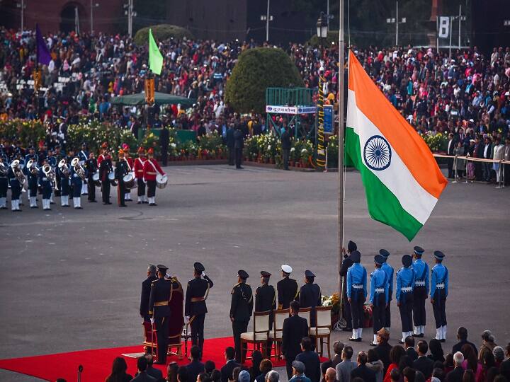 পতাকা উত্তোলন, বিশেষ ব্যান্ডের অনুষ্ঠান, প্যারেডে জমজমাট থাকে এই অনুষ্ঠান। এই অনুষ্ঠান সেনাদের বিদায়ী অনুষ্ঠান। এই অনুষ্ঠান শেষে সেনারা ফিরে যান নিজ নিজ কর্মক্ষেত্রে।