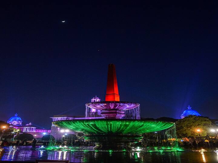 তেরঙ্গা আলোয় সেজে উঠেছে রাইসিনা হিলসের বিভিন্ন অংশ।