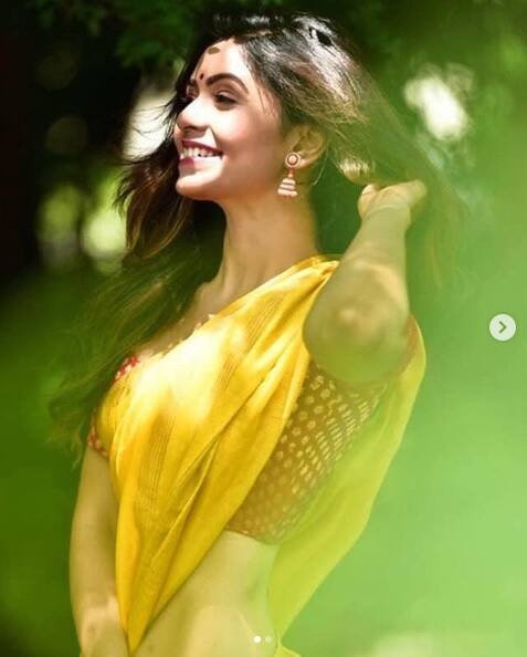 হলুদ শাড়িতে ঋতাভরী চক্রবর্তী।
