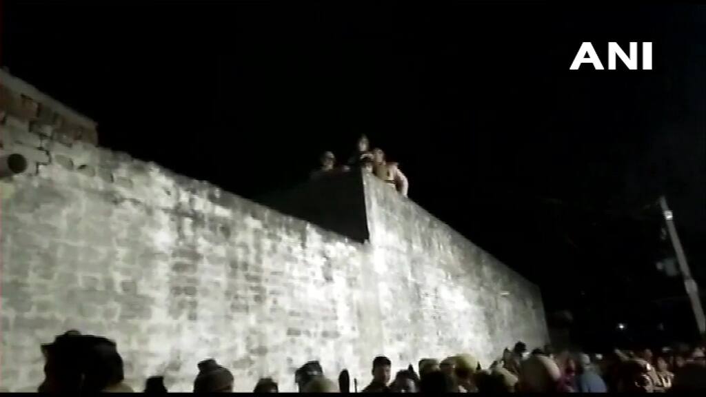 UP Hostage Crisis: All 23 Children Rescued, Captor Shot Dead উত্তর প্রদেশে উদ্ধার পণবন্দি ২৩ শিশু, পুলিশের গুলিতে মৃত অপহরণকারী