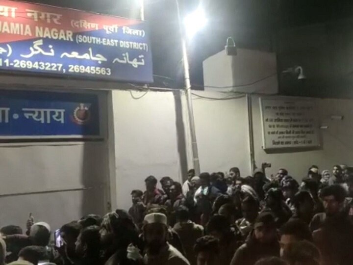 Firing outside Gate 5 of Jamia Millia Islamia University; No One Injured এবার গুলি জামিয়ার ৫ নম্বর গেটের বাইরে, আহত হননি কেউ