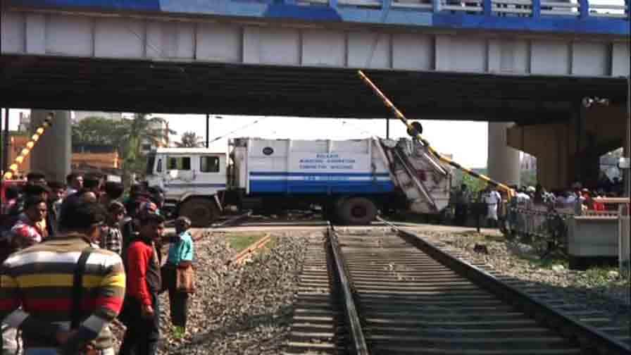 TRAIN SERVICE DISRUPTED AT SEALDAH SOUTH LINE বাঘাযতীনের কাছে লেভেল ক্রসিংয়ে লরির ধাক্কা, বিঘ্নিত শিয়ালদা দক্ষিণ শাখায় ট্রেন চলাচল
