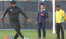 দেখুন, এবার এই কিংবদন্তি ফুটবলারের চরিত্রে দেব, ভাইচুং-এর সঙ্গে অনুশীলন