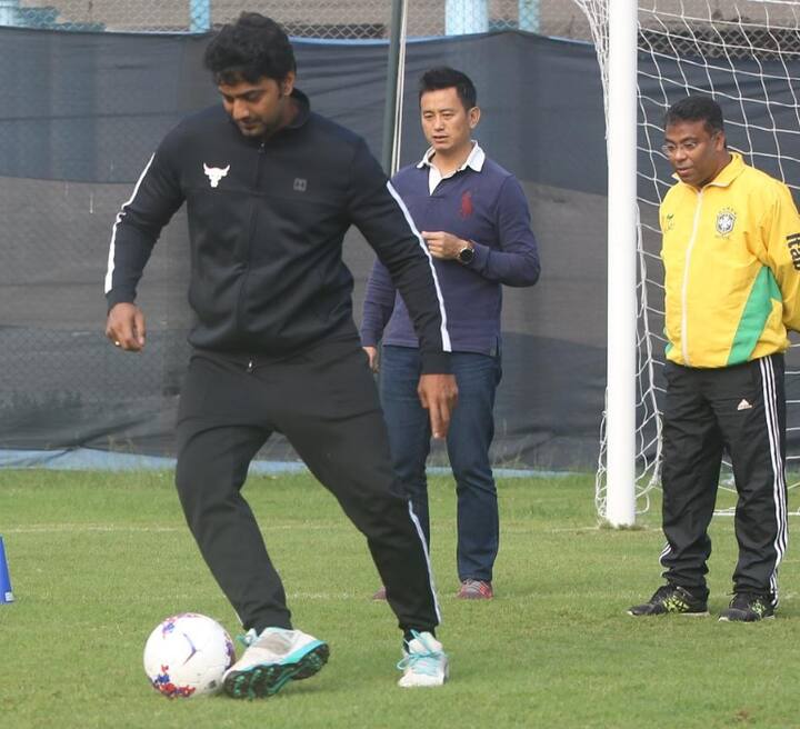 বিধাননগর মিউনিসিপ্যাল স্পোর্টস কমপ্লেক্সের মাঠে ভাইচুং-এর থেকে ট্রেনিং নিয়েছেন দেব। 