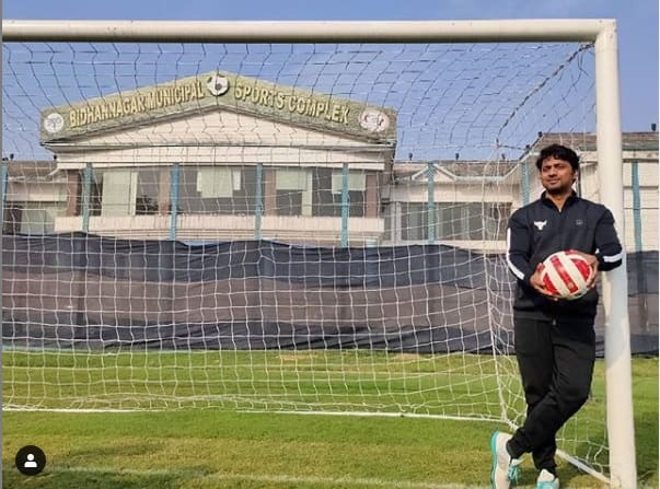 পোস্টের পাহারায়। ছবি- দেবের ইনস্টাগ্রাম