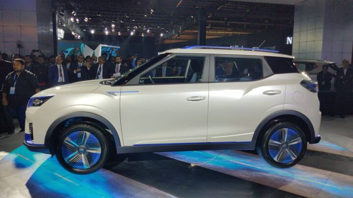 পেট্রোল-ডিজেল চালিত XUV র থেকে গাড়ির ভিতরটিও হবে অনেক ঝাঁ চকচকে। থাকবে আরও বড় স্ক্রিন। 