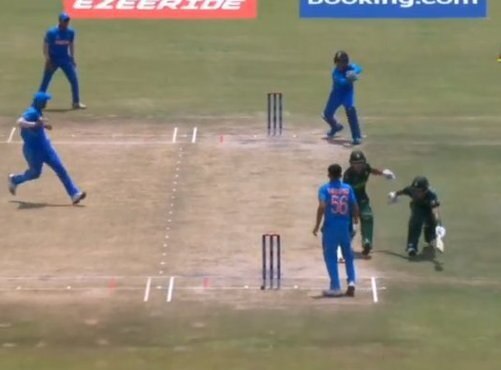 social media users troll pak batsmen after hilarious run out during semi final match against India in U-19 World Cup ‘রান আউট শিল্পের পিকাসো’, অনূর্ধ্ব ১৯ বিশ্বকাপের সেমিফাইনালে পাক ব্যাটসম্যানদের ভুল বোঝাবুঝি নিয়ে কটাক্ষ-বিদ্রুপ সোশ্যাল মিডিয়ায়