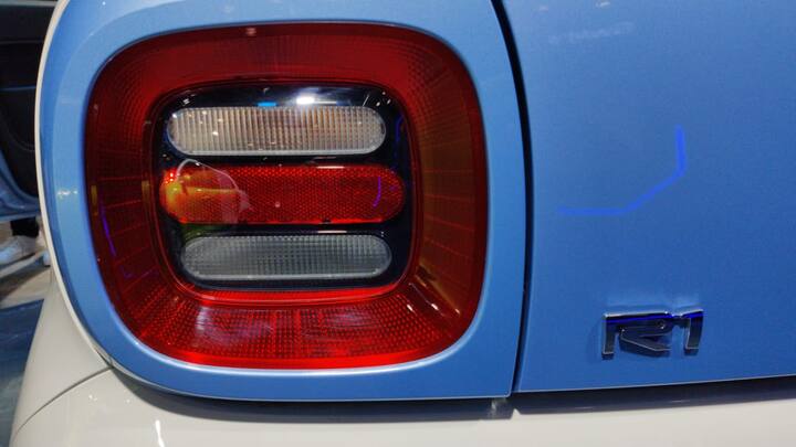 এই গাড়িতে দ্রুত চার্জও দেওয়া যায়। গাড়িটিতে অন্যান্য সুবিধাও আছে।