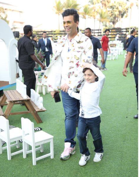 এই ছবিতে আপনি দেখতে পাচ্ছেন কর্ণের সঙ্গে রয়েছেন শাহরুখ খানের ছেলে আব্রামকে।