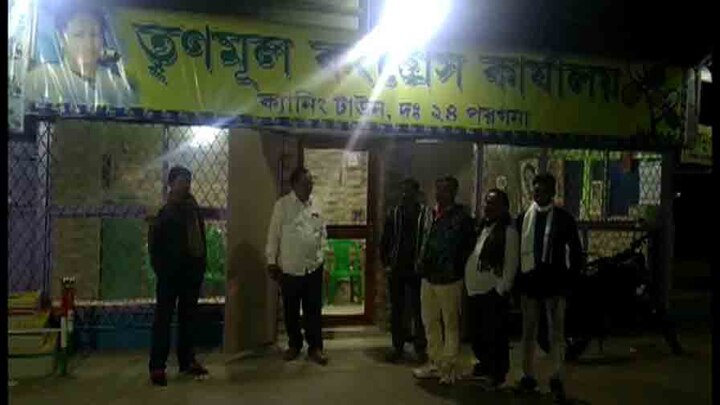 TMC party office theft in Canning  পাশেই থানা! ক্যানিং-এ পার্টি অফিস থেকে চুরি চেয়ার-আসবাব, পুলিশের ভূমিকায় ক্ষোভ তৃণমূলের, কটাক্ষ বিজেপির