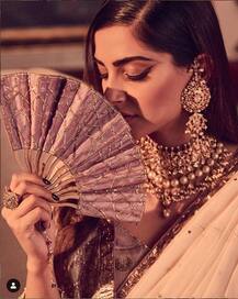 ছবিতে দেখুন: সাদা শাড়িতে সাবেকি সাজে সোনম, সঙ্গে মা