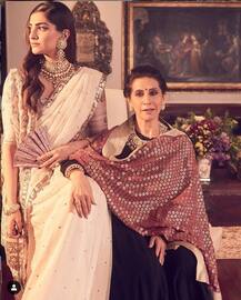 ছবিতে দেখুন: সাদা শাড়িতে সাবেকি সাজে সোনম, সঙ্গে মা