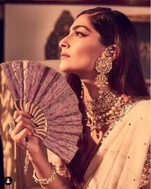 ছবিতে দেখুন: সাদা শাড়িতে সাবেকি সাজে সোনম, সঙ্গে মা