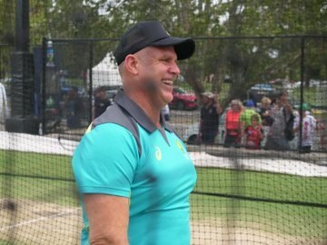 পন্টিংয়ের দলের হয়ে ১৬ রান করেছেন ম্যাথু হেডেন।