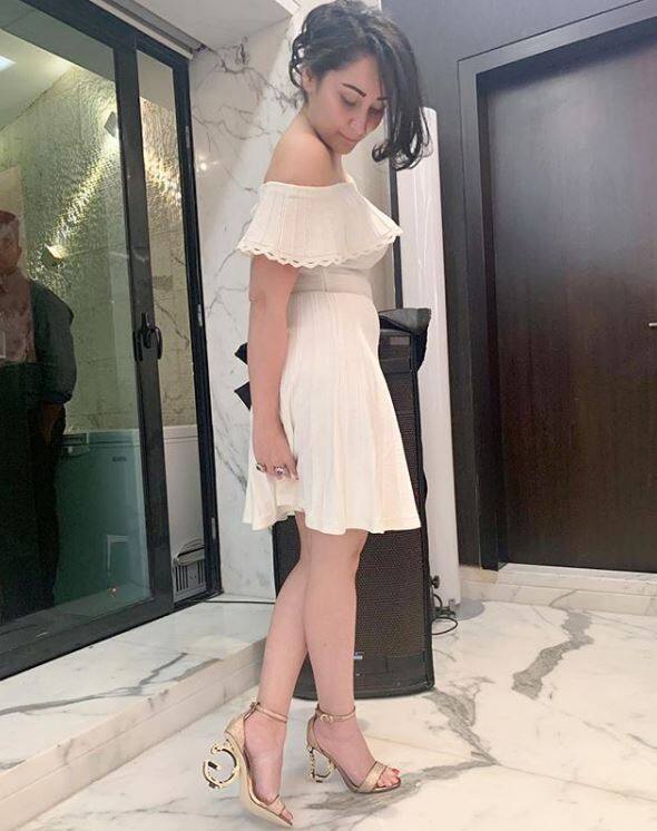 দেখুন তাঁর পায়ের হাই হিল।