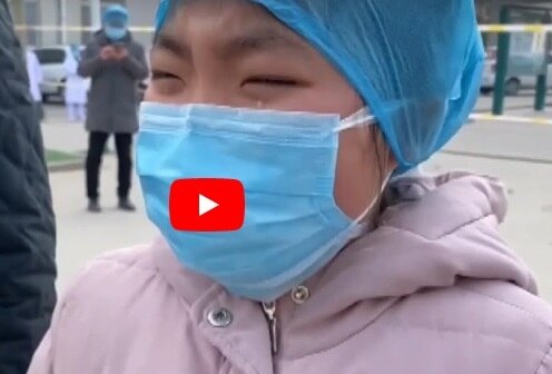 China: Nurse treating coronavirus patients consoles her daughter কাছে যাওয়ার উপায় নেই, দূর থেকেই কান্নায় ভেঙে পড়া মেয়েকে আলিঙ্গন করনোভাইরাস আক্রান্তদের চিকিত্সায় নিযুক্ত নার্সের, ভাইরাল মর্মস্পর্শী ভিডিও