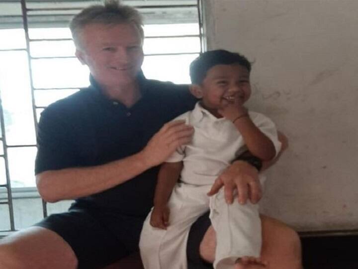 কলকাতার 'ওয়ান্ডার বয়' শেখ শাহিদের বাড়িতে গেলেন স্টিভ ওয়া Steve Waugh went to wonder boy sheikh shahid house at khidderpore and greeted him কলকাতার 'ওয়ান্ডার বয়' শেখ শাহিদের বাড়িতে গেলেন স্টিভ ওয়া