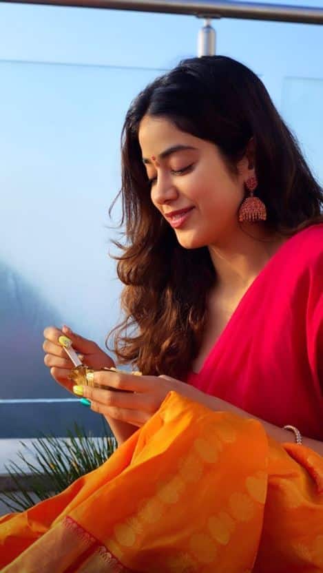 অন্ধ্র প্রদেশের বিখ্যাত তিরুপতি বালাজি মন্দির দর্শনে গেলেন জাহ্নবী কপূর।