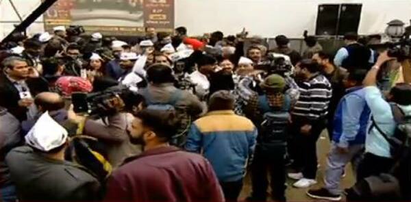 ফলাফলে সদর্থক আভাস। আপ পার্টি অফিসের বাইরে সমর্থকদের নাচ। 