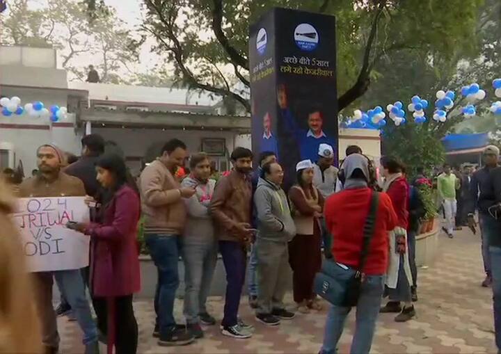 আপ পার্টি সাজানো হয়েছে থিম রং নীল সাদা বেলুন-এ।  (ছবি- এএনআই)