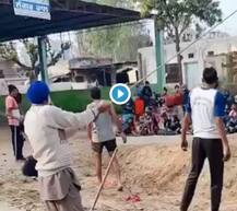 মইয়ের সঙ্গে খাটিয়া বেঁধে দেশি স্টাইলে পোল-ভল্ট, ভাইরাল নজরকাড়া ভিডিও