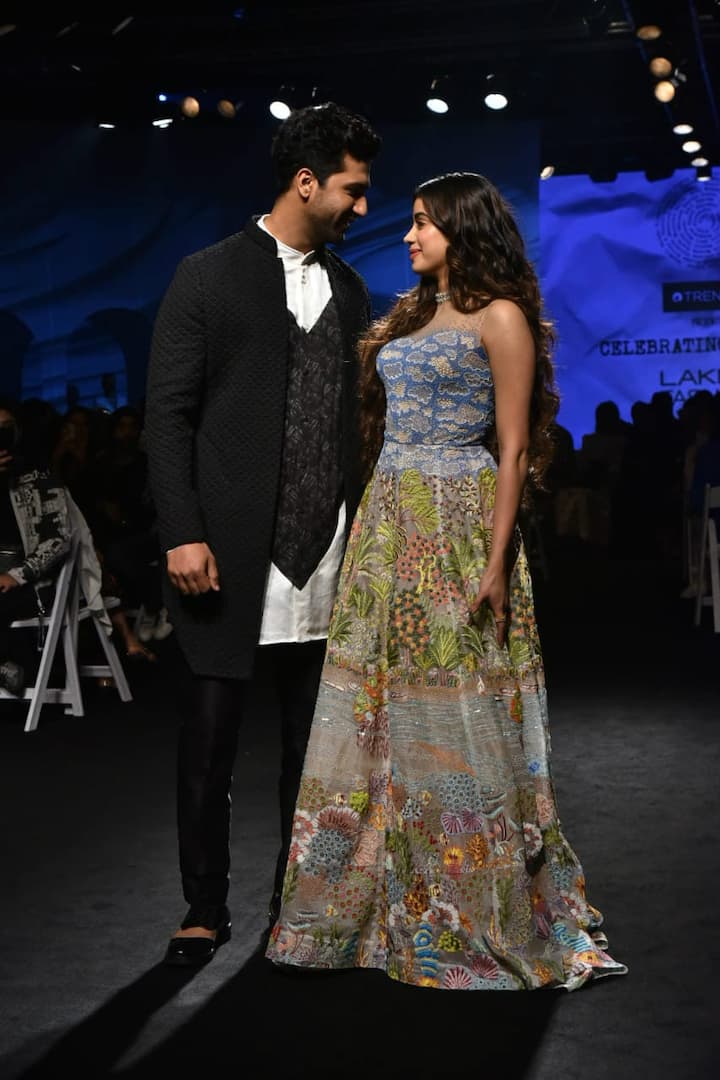 এই ফ্যাশন শোয়ের প্রথম দিন উপস্থিত সবাইকে মাতিয়ে দিলেন বলিউড তারকা জাহ্নবী কপূর ও ভিকি কৌশল। ছবি-মানব মঙ্গলানী 