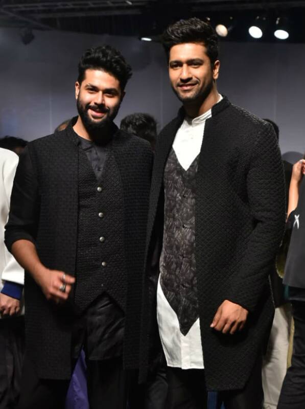 ডিজাইনার কুণাল রাওয়ালের তৈরি পোশাক পরে হাঁটেন জাহ্নবী ও ভিকি। ছবি-মানব মঙ্গলানী