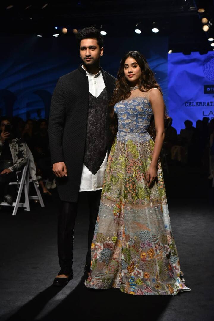 ভিকি ও জাহ্নবীকে একসঙ্গে অসাধারণ লাগছিল। ছবি-মানব মঙ্গলানী 