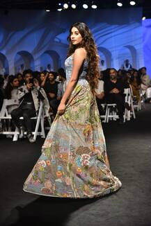 দেখুন, একটি ফ্যাশন শো মাতালেন জাহ্নবী কপূর ও ভিকি কৌশল