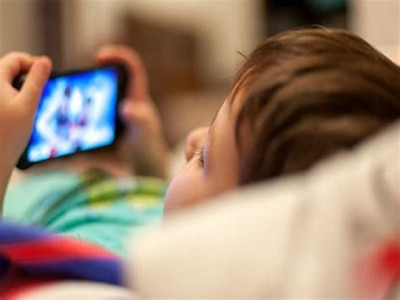 Habit of playing video games on mobile is spoiling your childs health বাচ্চার মোবাইলে গেম খেলার নেশা? কী কী ক্ষতি হতে পারে জানেন?