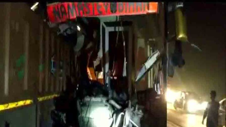 13 dead in bus-truck collision on Agra-Lucknow expressway near Firozabad আগরা-লখনউ এক্সপ্রেসওয়েতে বাস-ট্রাক সংঘর্ষ, মৃত ১৩