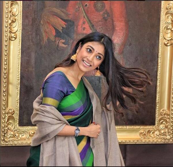 সোশ্যাল মিডিয়ায় বেশ সক্রিয় পাওলি দাম। 